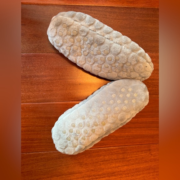 NWT Sock Slippers Size medium/large (for shoe sizes 8-10.5) - Picture 3 of 6